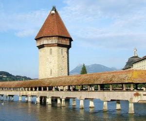 пазл Деревянные и крытый мост Капелльбрюкке (Часовня мост) и башня Wasserturm в Люцерне, Швейцария